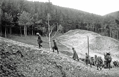 Příslušníci 1. baterie horského dělostřeleckého pluku č. 205 při prověrce velitelem brigády v dubnu 1922 v prostoru bývalého dolu Prokop. Rozložený horský kanon je po částech přepravován na šesti soumarech (archiv Ing. V. Bednára).
